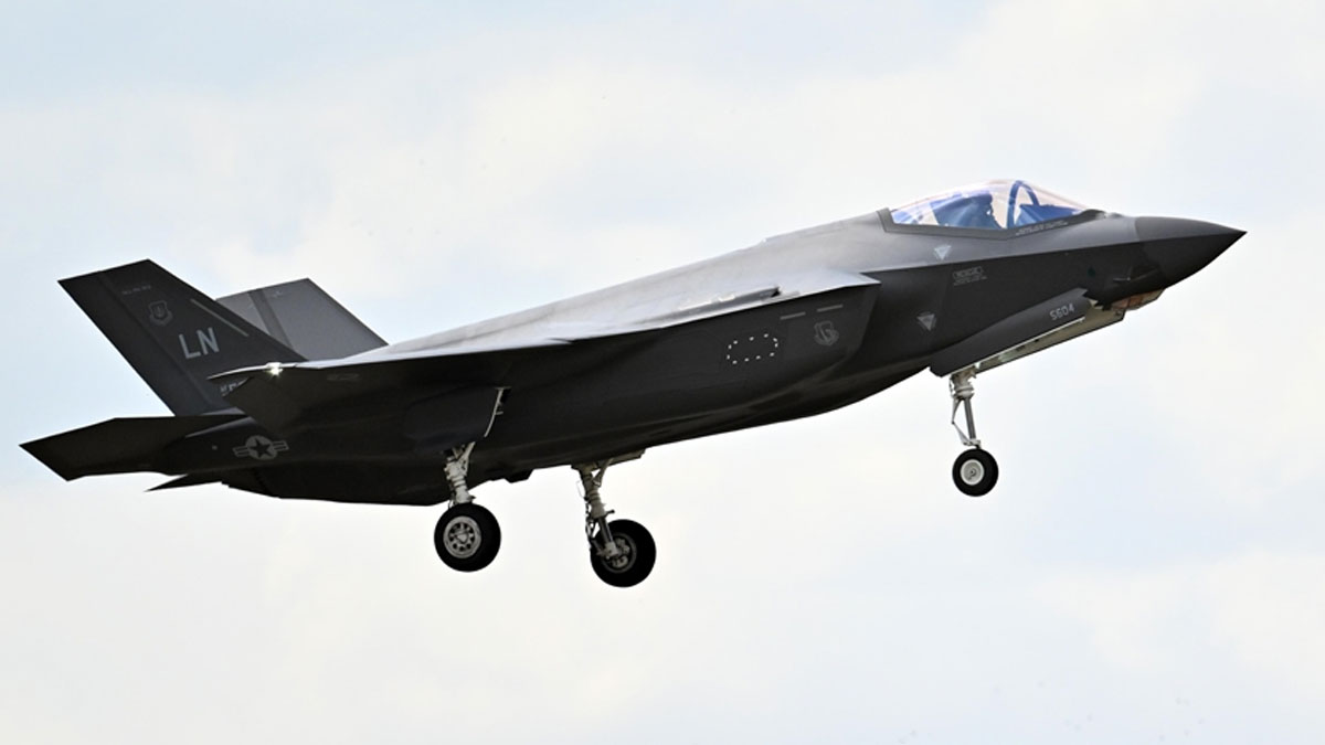 İsviçre'de ABD'den sipariş edilen F-35A savaş uçaklarının fiyatının sürekli artması tartışılıyor