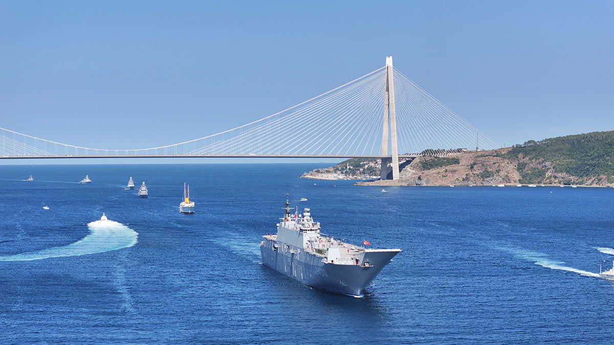İstanbul Boğazı'nda Gurur Geçidi