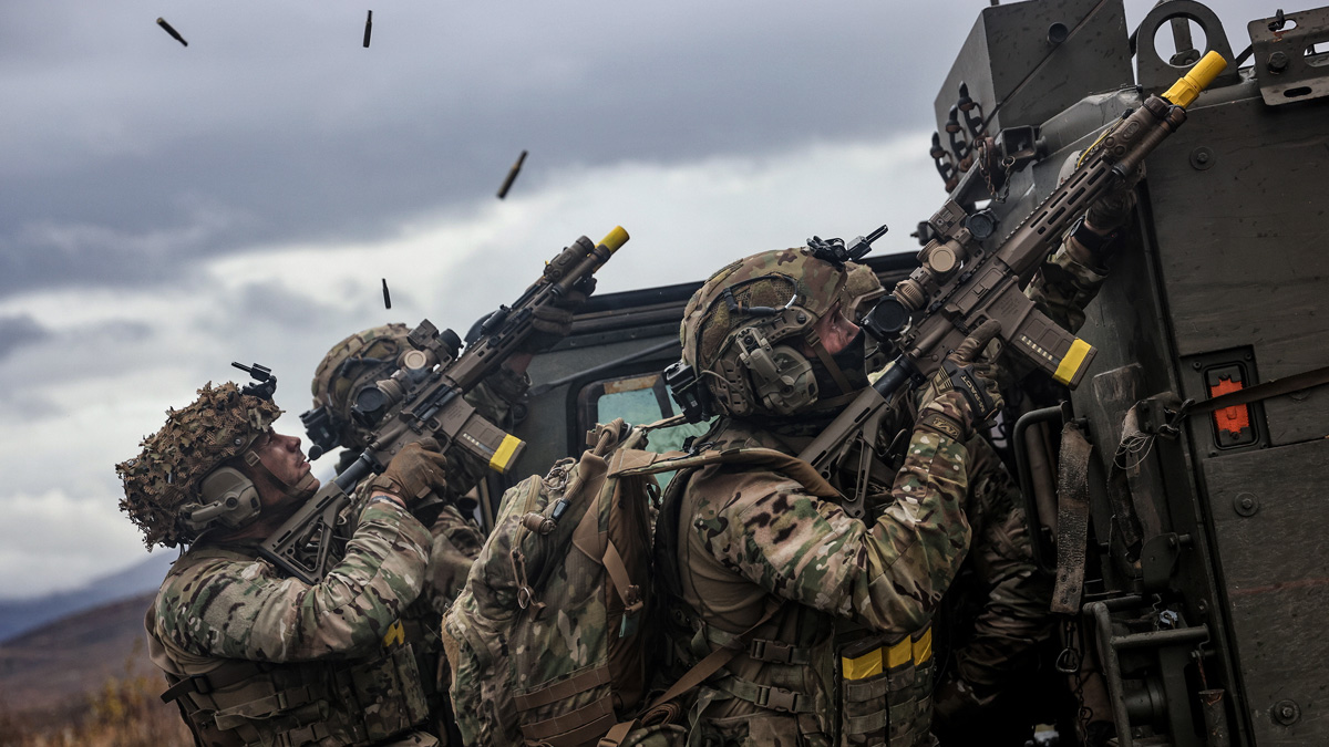 İngiltere de Katar'daki askerlerini geri çekme kararı aldı