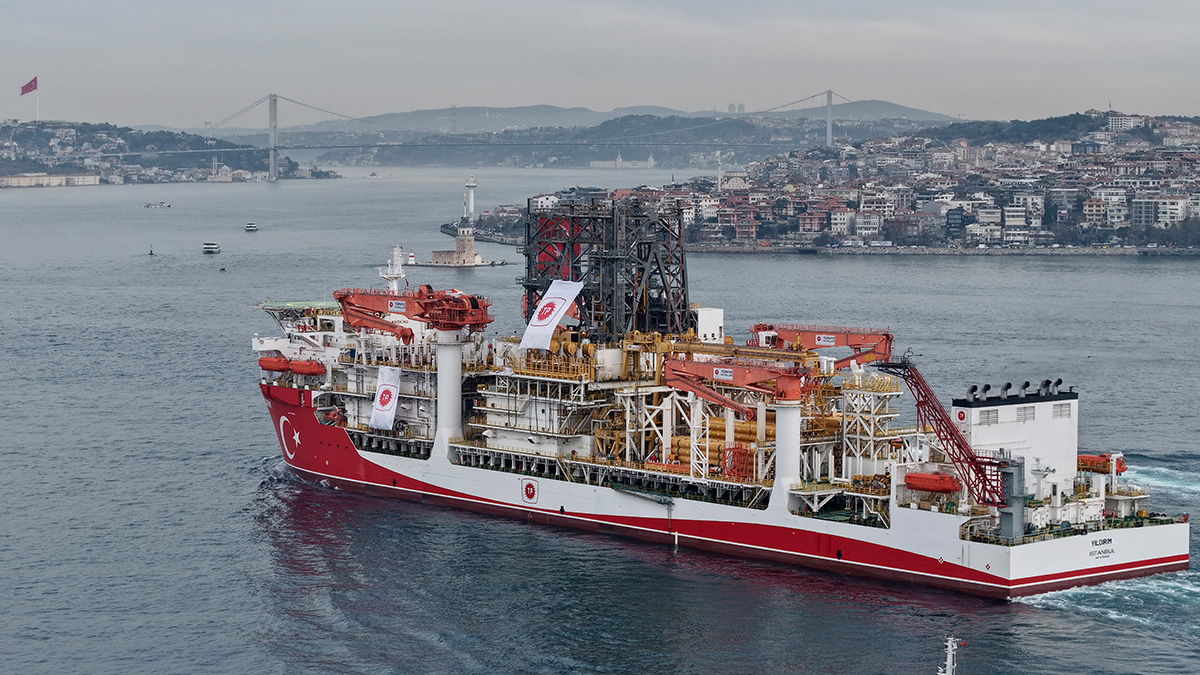 Türk sondaj gemisi Yıldırım İstanbul Boğazı'ndan geçti