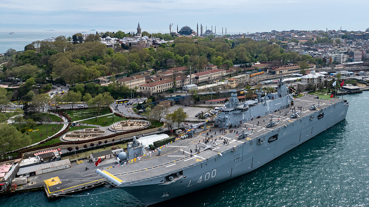 TCG Anadolu gemisi Sarayburnu'na demirledi